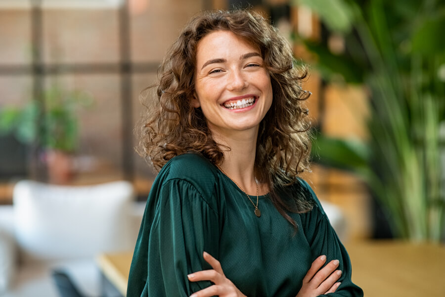 HR professional kijkt in lachend in de camera