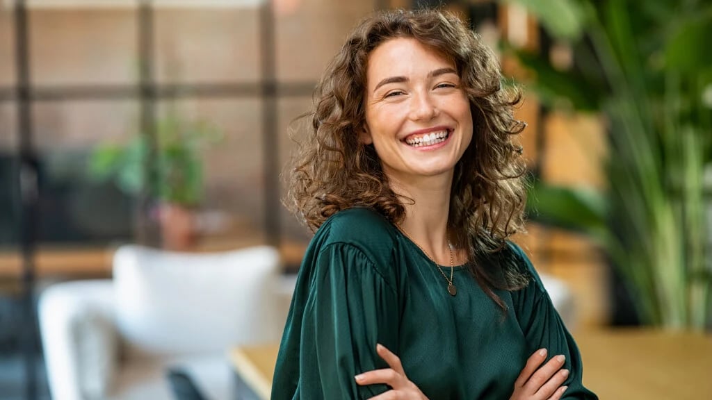 HR professional kijkt lachend in de camera