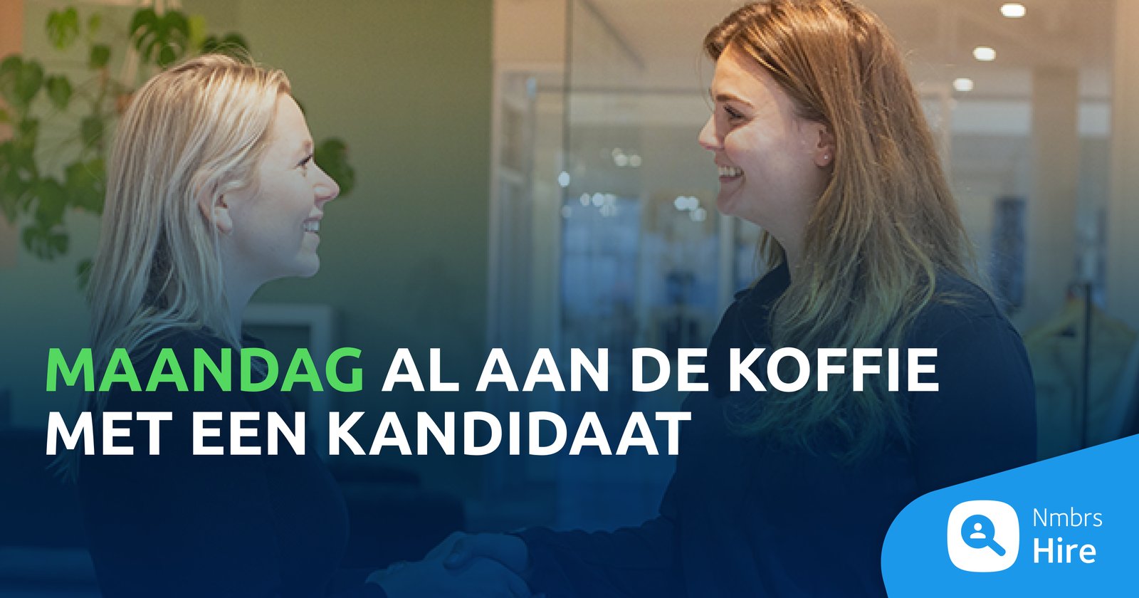 Twee vrouwen die elkaar de hand schudden na een prettig sollicitatiegesprek