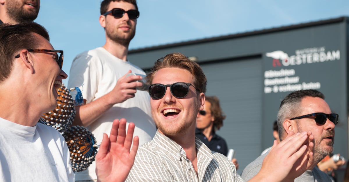 Personen in een kring die op houten trommels slaan met blote handen