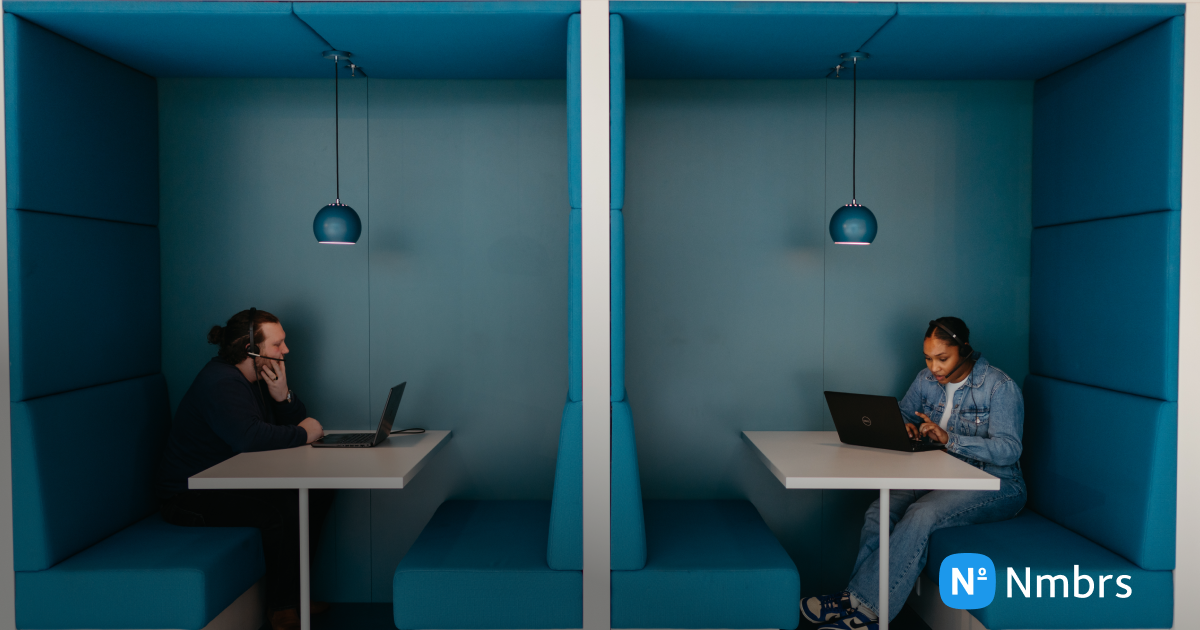 twee mensen in een blauw hokje die aan het bellen zijn