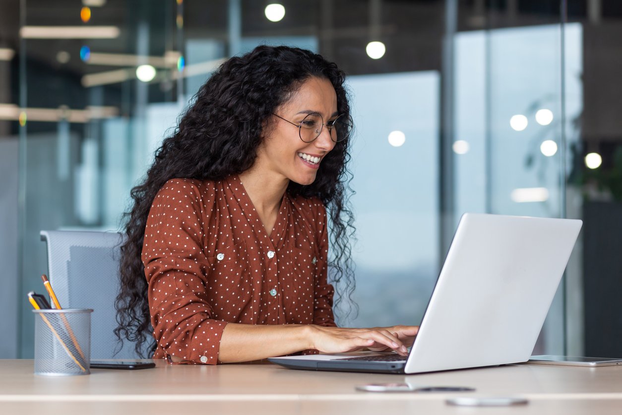 smaller.woman computer 